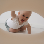 adventure tunnel foam bouclé cream with kid peek a boo